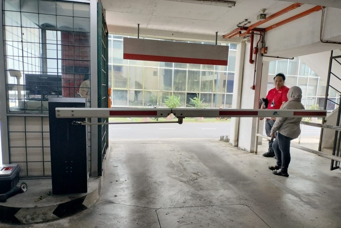 Autogate and barrier gate installation site with Eyonic access-control equipment